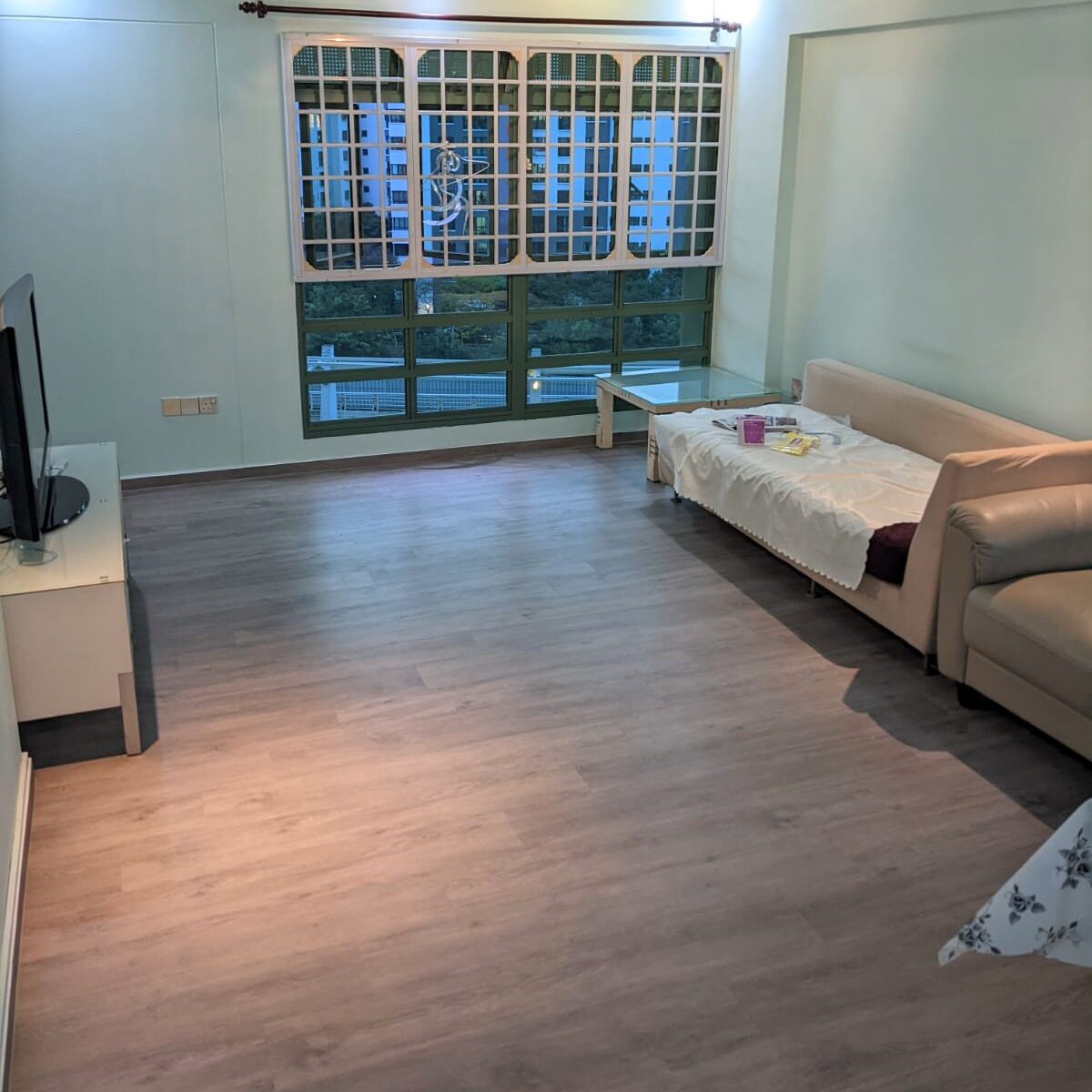 large-single-bedroom-vinyl-flooring